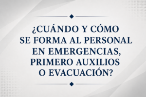 ¿Cuándo y cómo se forma al personal en emergencias, primero auxilios o evacuación?