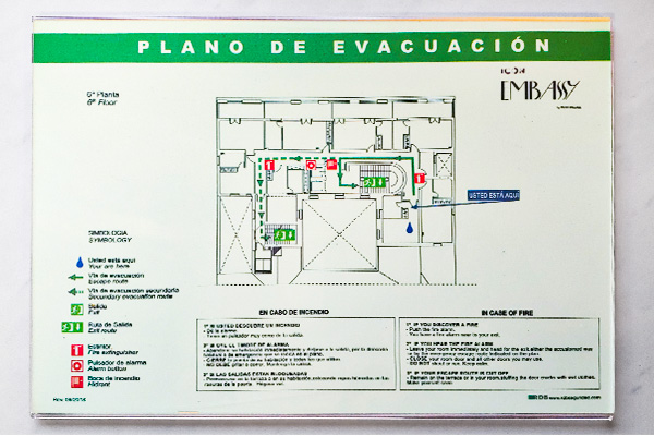Plano de evacuación y emergencia colocado en un centro de trabajo